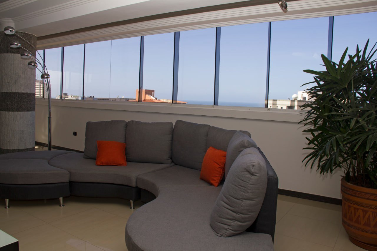 Ventana Panorámica de aluminio con vista al mar, fabricada por Aluminiologo