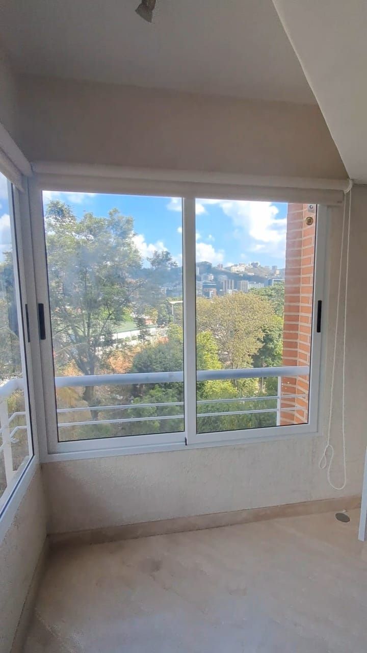 Ventana Caroní blanca de 2 hojas en balcón