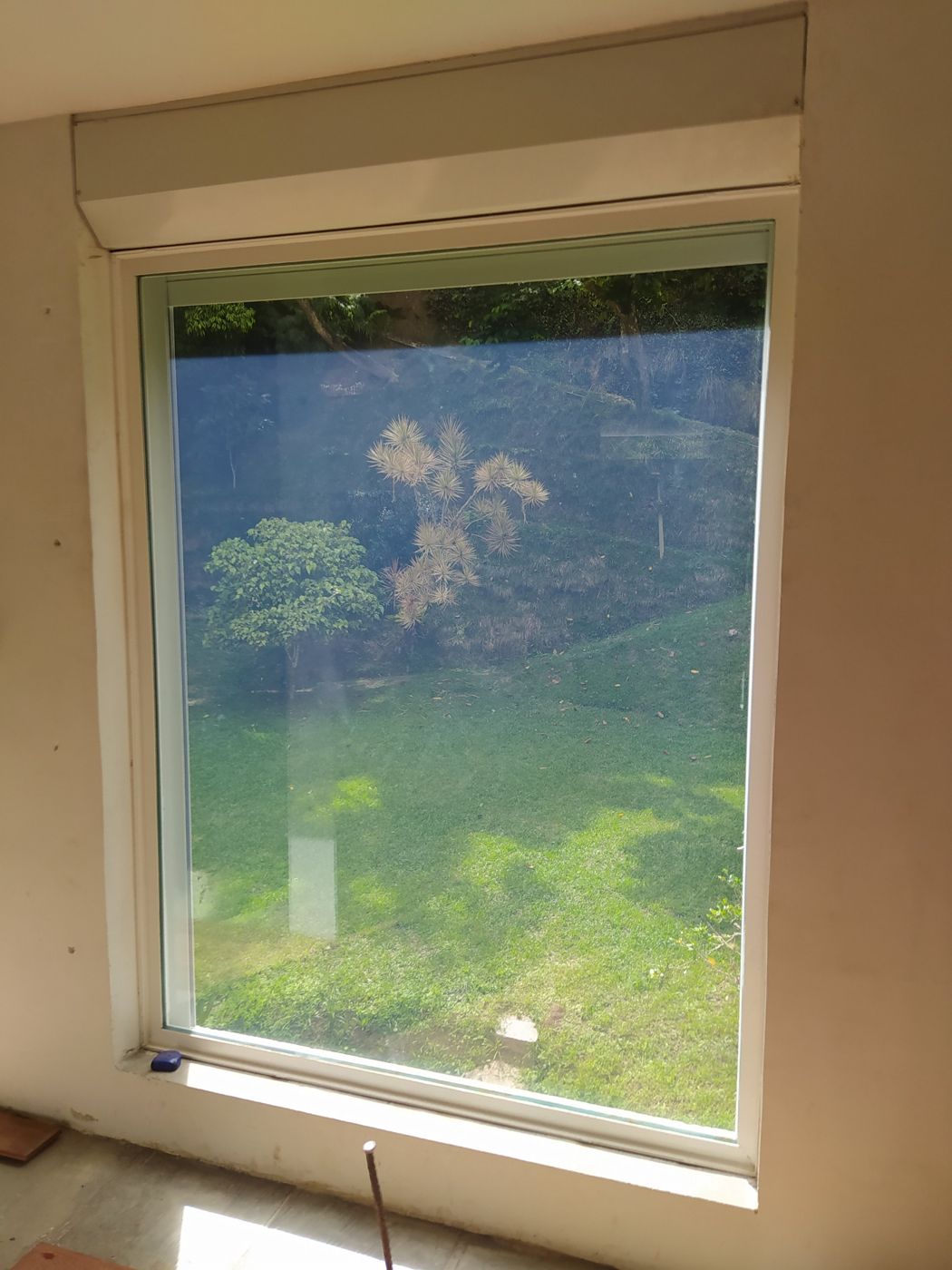 Paño fijo de aluminio blanco con vista a jardín