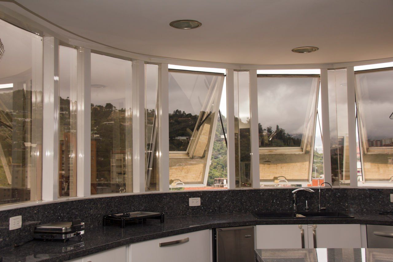 Ventanas proyectantes en cocina curva