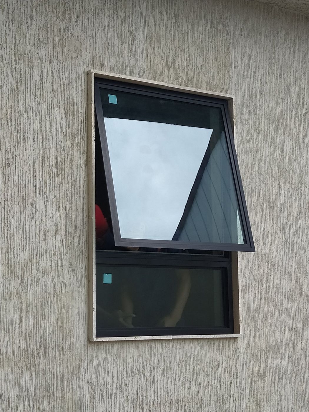 Ventana proyectante en aluminio negro